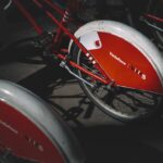 Photo Electric bike rider wearing helmet