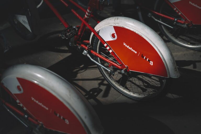 Photo Electric bike rider wearing helmet